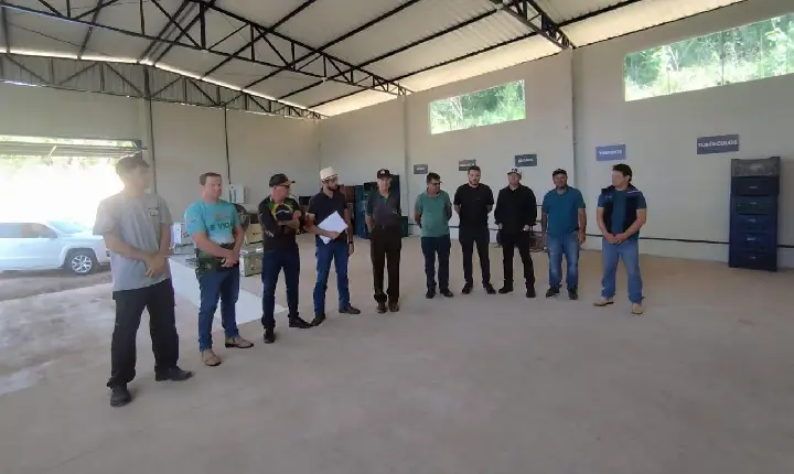 AGRICULTURA FAMILIAR DE DOIS VIZINHOS RECEBE BARRACÃO E EQUIPAMENTOS PARA FORTALECER A PRODUÇÃO