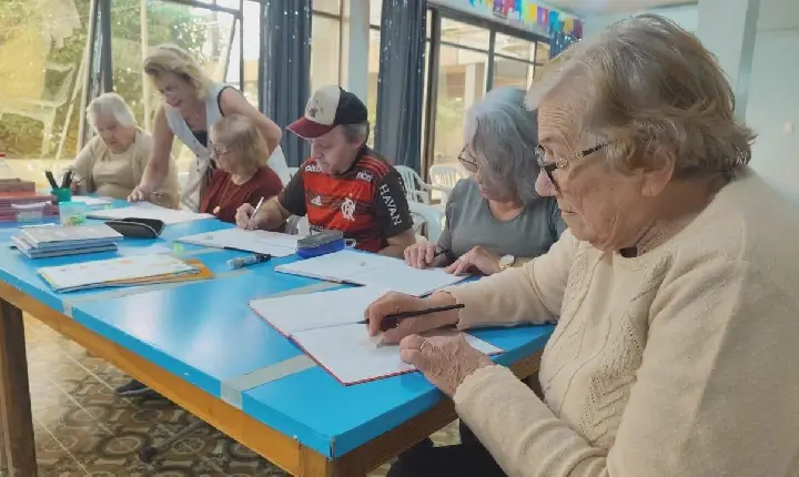 ALFABETIZAÇÃO PARA IDOSOS TRANSFORMA VIDAS EM DOIS VIZINHOS
