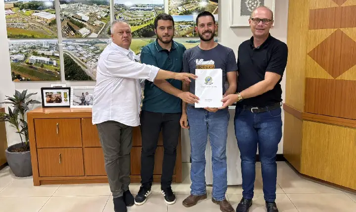 DEPUTADO ZECA DIRCEU DESTINA TRATOR PARA DOIS VIZINHOS