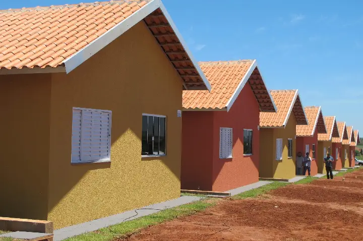 DOIS VIZINHOS AVANÇA EM BUSCA DE NOVAS CASAS POPULARES