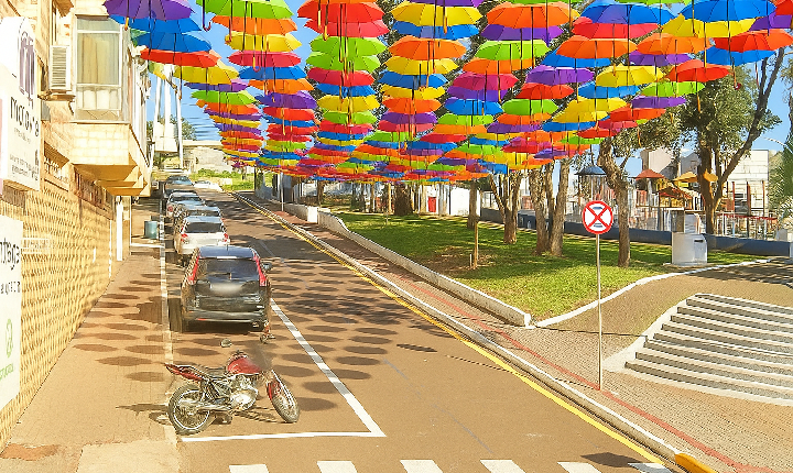 DOIS VIZINHOS GANHA RUA DE GUARDA-CHUVAS COLORIDOS