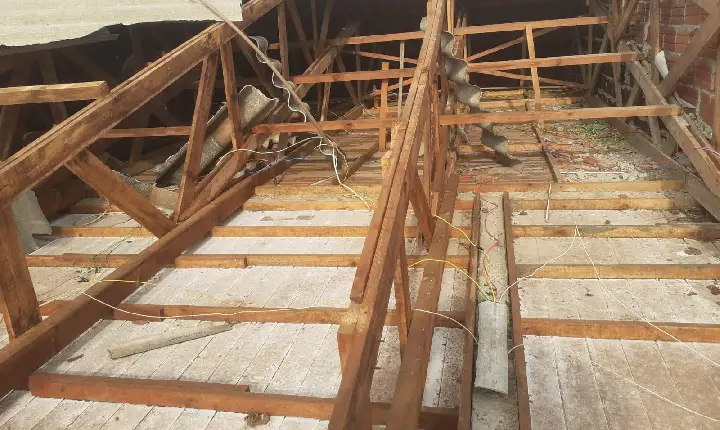 FAMÍLIAS ATINGIDAS PELO VENDAVAL DEVEM PROCURAR O CRAS MAIS PRÓXIMO