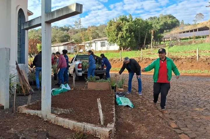 FLORES DESPERTAM NOVA VIDA ÀS COMUNIDADES RURAIS