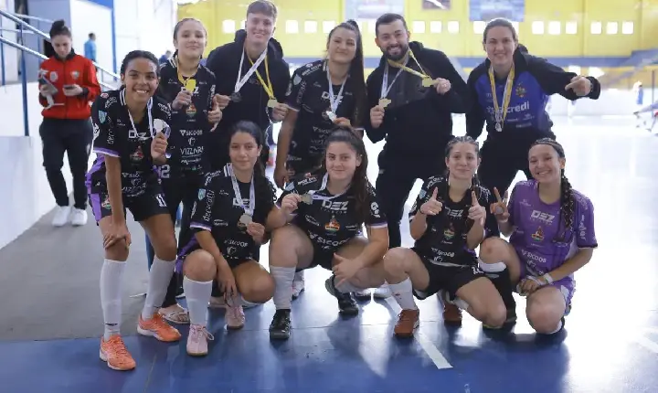 FUTSAL FEMININO DE DOIS VIZINHOS ROMPE BARREIRAS E FAZ HISTÓRIA NOS JOGOS ESCOLARES DO PARANÁ