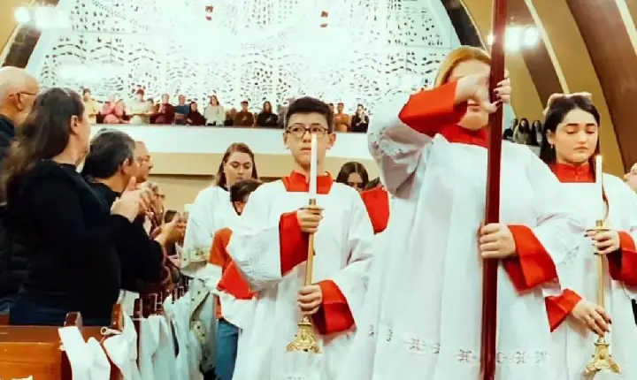 Padre César Poggere celebra a 12ª noite da Trezena