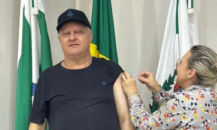 PREFEITO CARLINHOS RECEBE VACINA CONTRA A GRIPE E INCENTIVA POPULAÇÃO A SE PROTEGER