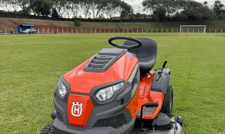 SECRETARIA DE ESPORTES E LAZER RECEBE TRATOR CORTADOR DE GRAMA PARA MANUTENÇÃO DOS CAMPOS DE FUTEBOL