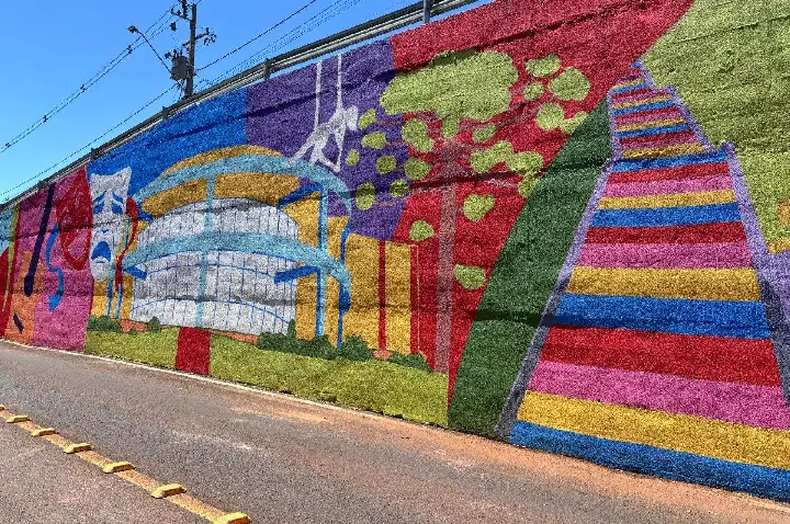 TRINCHEIRA SE TRANSFORMA EM GALERIA A CÉU ABERTO EM DOIS VIZINHOS
