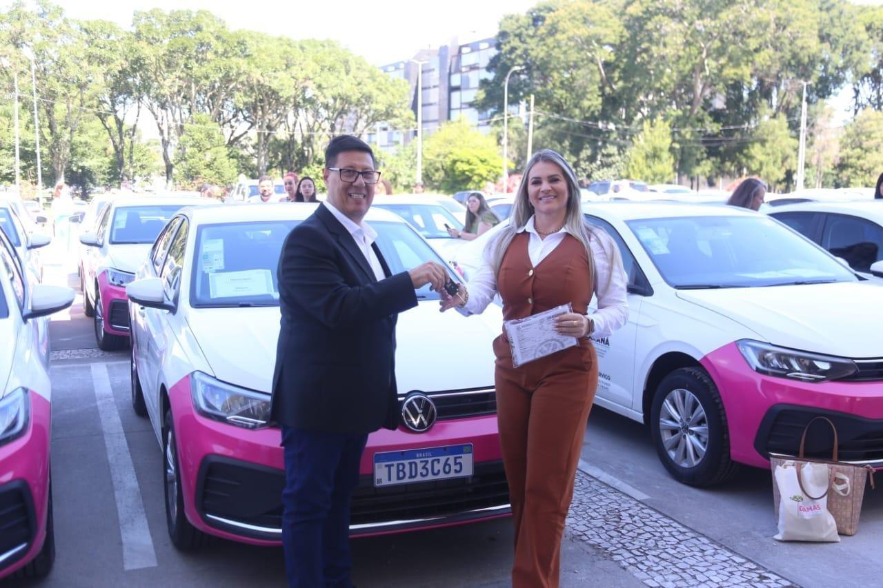 DOIS VIZINHOS RECEBE VEÍCULO EM RECONHECIMENTO AO ATENDIMENTO ÀS MULHERES