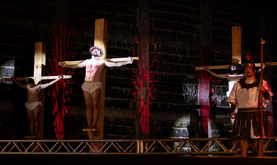 ENCENAÇÃO DA PAIXÃO DE CRISTO EMOCIONA MULTIDÃO NO LAGO DOURADO