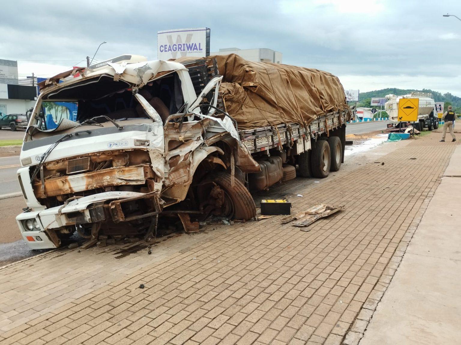 Grave acidente envolve dois caminhões na PR-281