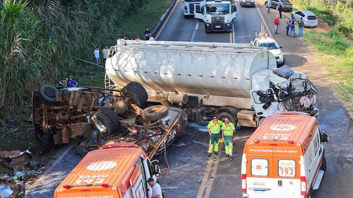 Grave acidente entre dois caminhões deixa motorista gravemente ferido