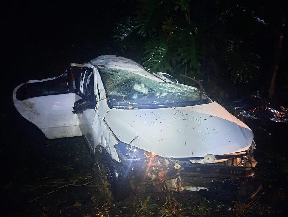Homem morre após automóvel bater em barranco e capotar na PR-471