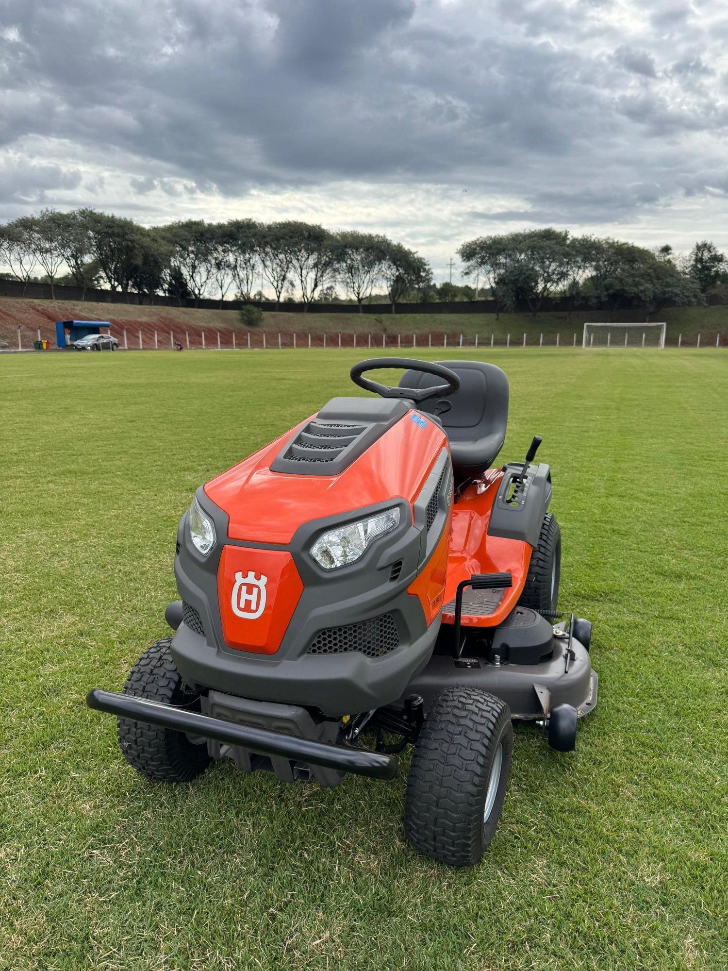SECRETARIA DE ESPORTES E LAZER RECEBE TRATOR CORTADOR DE GRAMA PARA MANUTENÇÃO DOS CAMPOS DE FUTEBOL