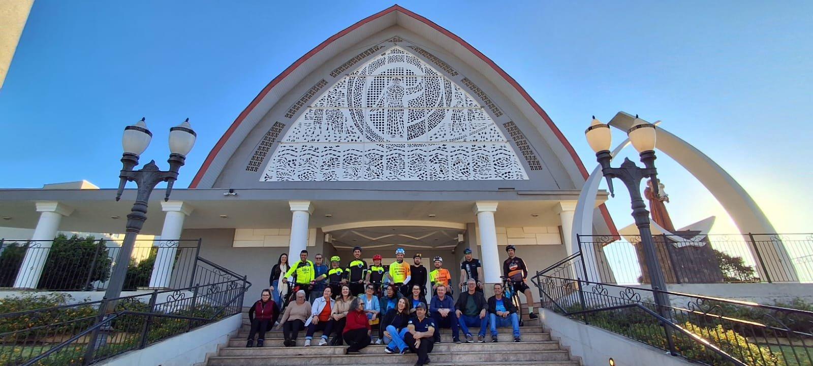 CICLISTAS DE DOIS VIZINHOS E SANTO ANTÔNIO DO SUDOESTE REALIZAM ENCONTRO HISTÓRICO COM TROCA DE IMAGENS DE SANTO ANTÔNIO