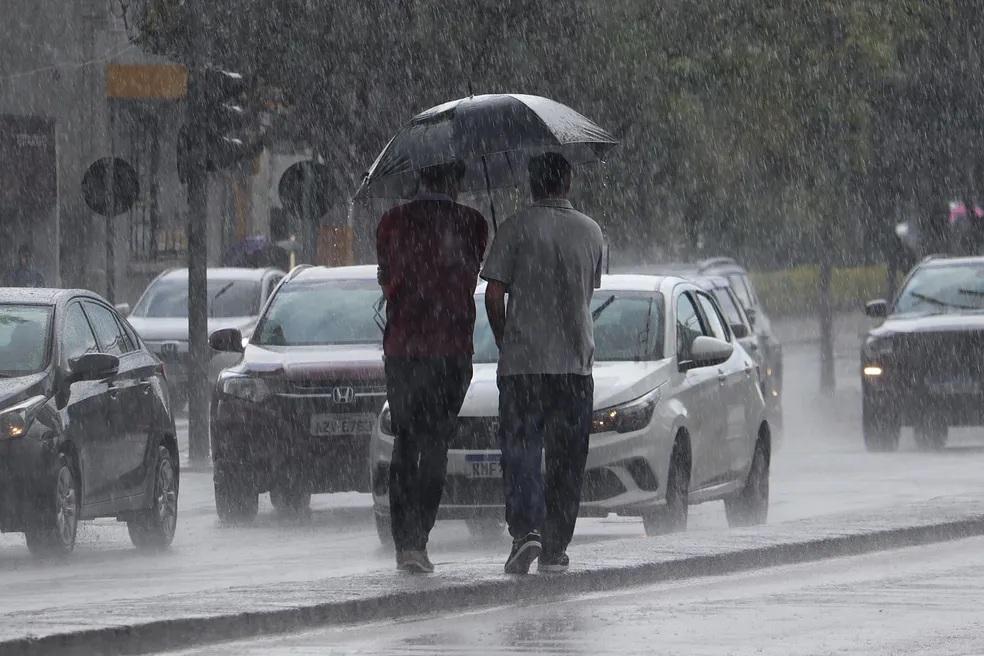 Inmet emite alerta de perigo de acumulado de chuva para 90 cidades do Paraná