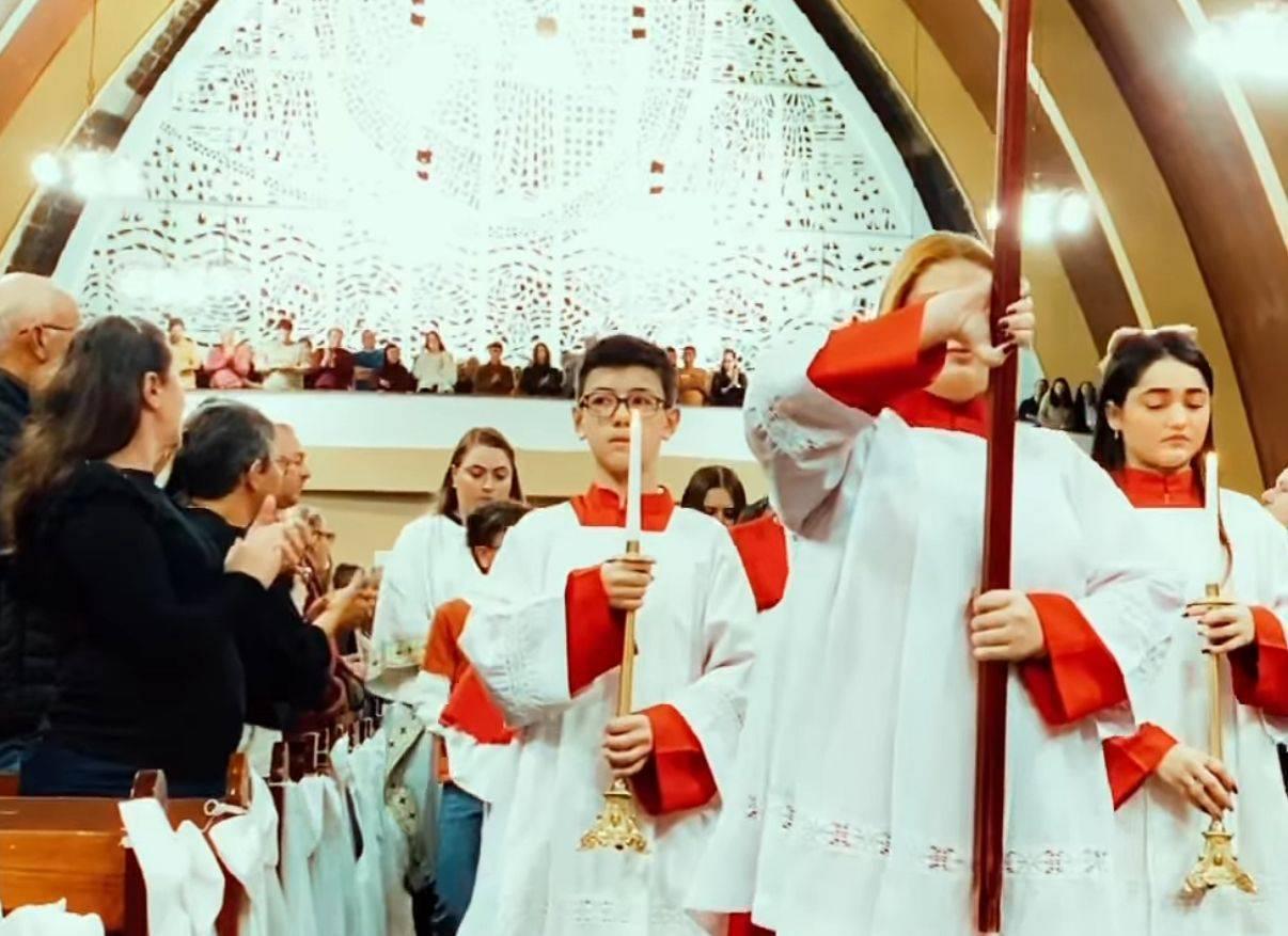 Padre César Poggere celebra a 12ª noite da Trezena