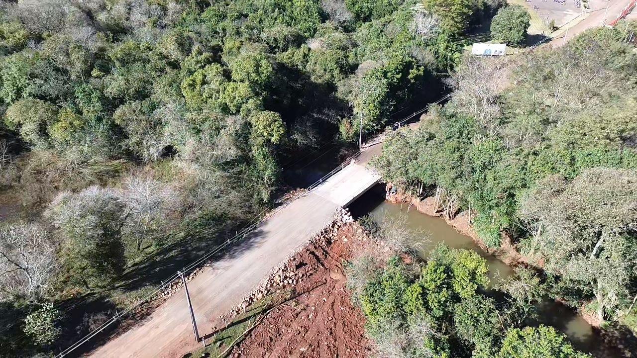 PONTE É CONCLUÍDA QUATRO SEMANAS APÓS INÍCIO DAS OBRAS