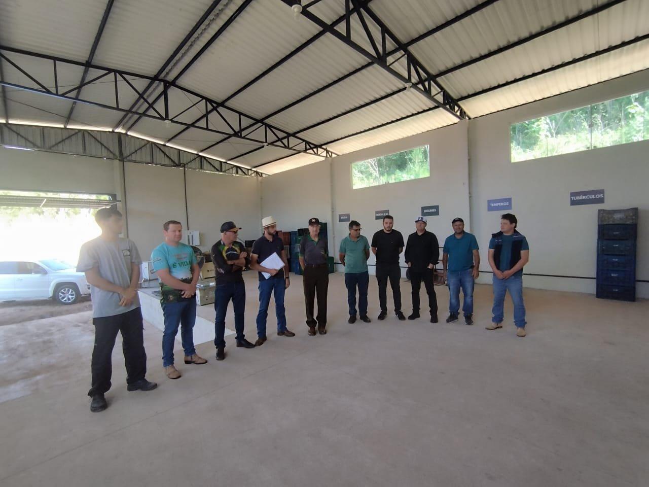 AGRICULTURA FAMILIAR DE DOIS VIZINHOS RECEBE BARRACÃO E EQUIPAMENTOS PARA FORTALECER A PRODUÇÃO