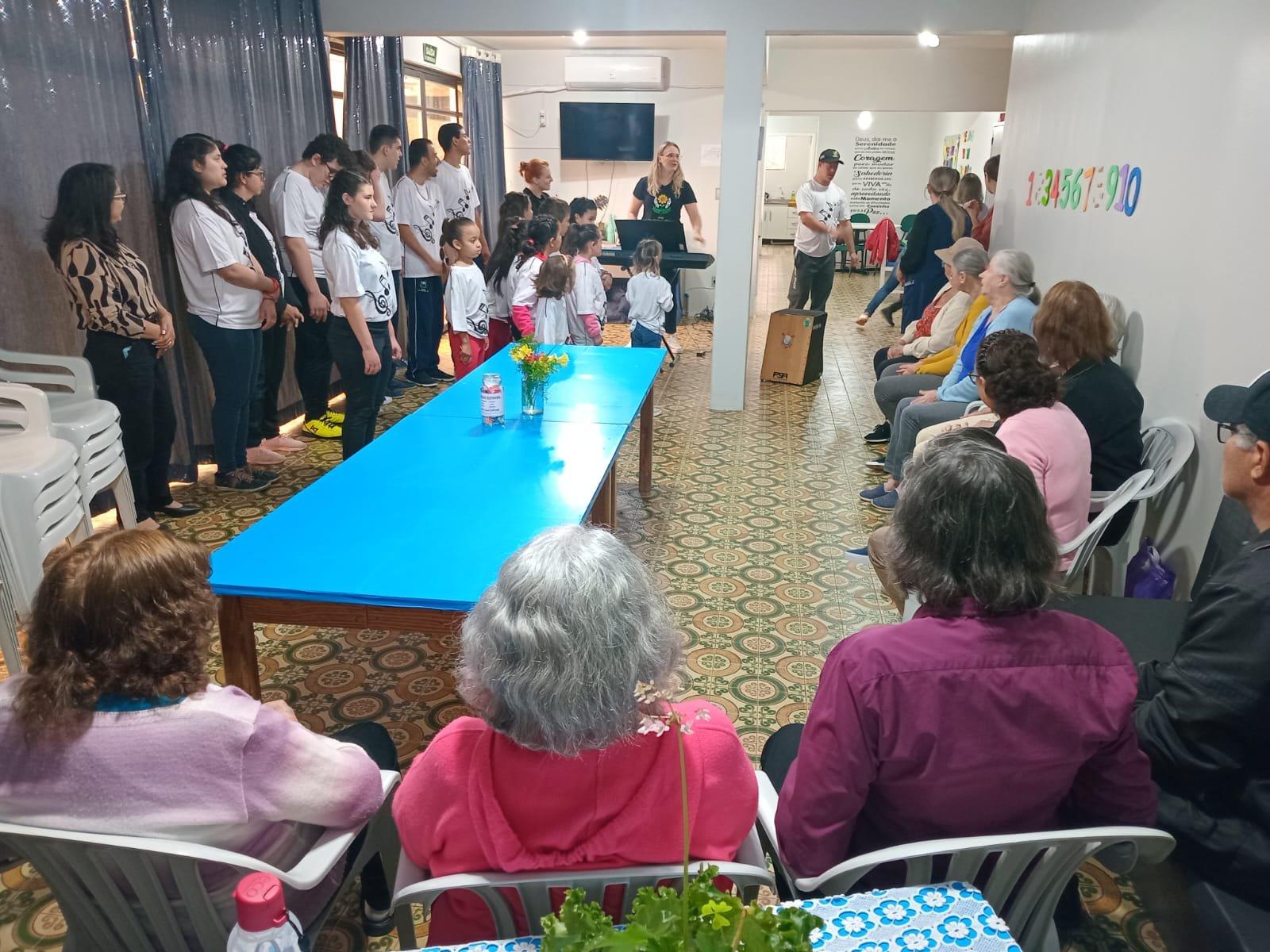 SETEMBRO COMEÇOU COM CANÇÕES E CARINHO NO CENTRO DE CONVIVÊNCIA DO IDOSO
