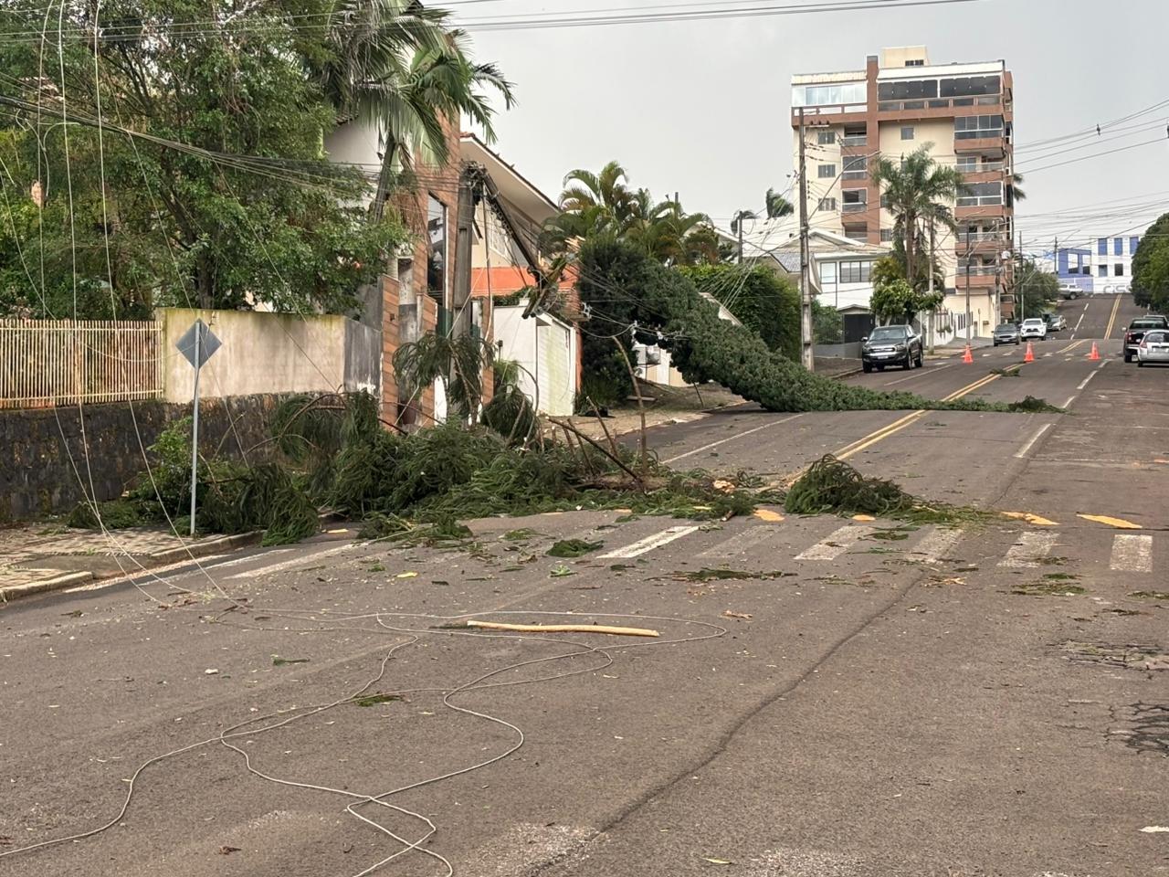 TEMPESTADE PROVOCA DESTRUIÇÃO EM DOIS VIZINHOS