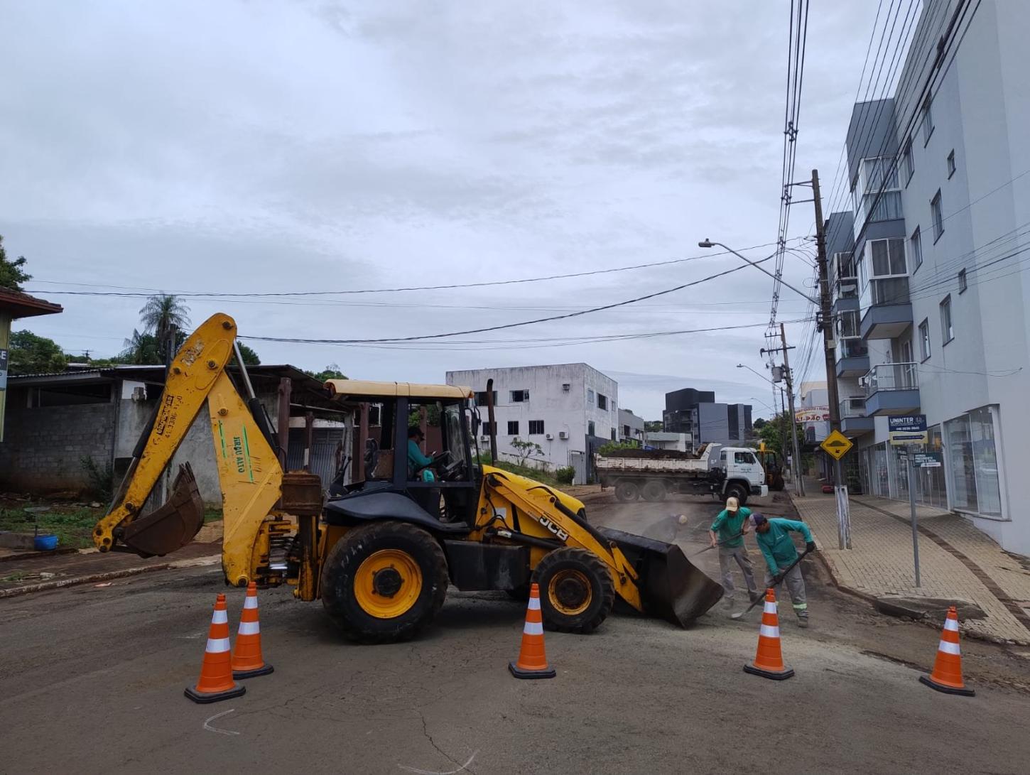 CENTRO DE DOIS VIZINHOS PASSA POR GRANDE RENOVAÇÃO ASFÁLTICA