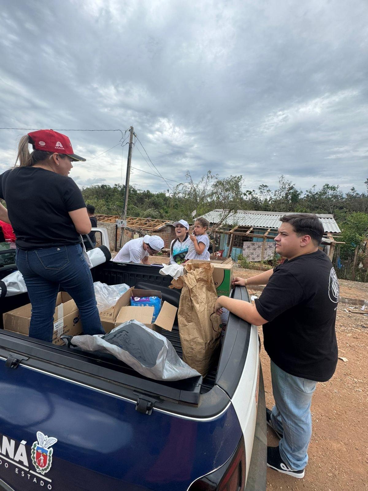 DEFESA CIVIL DE DOIS VIZINHOS ENTREGA DOAÇÕES EM RIO BONITO DO IGUAÇU