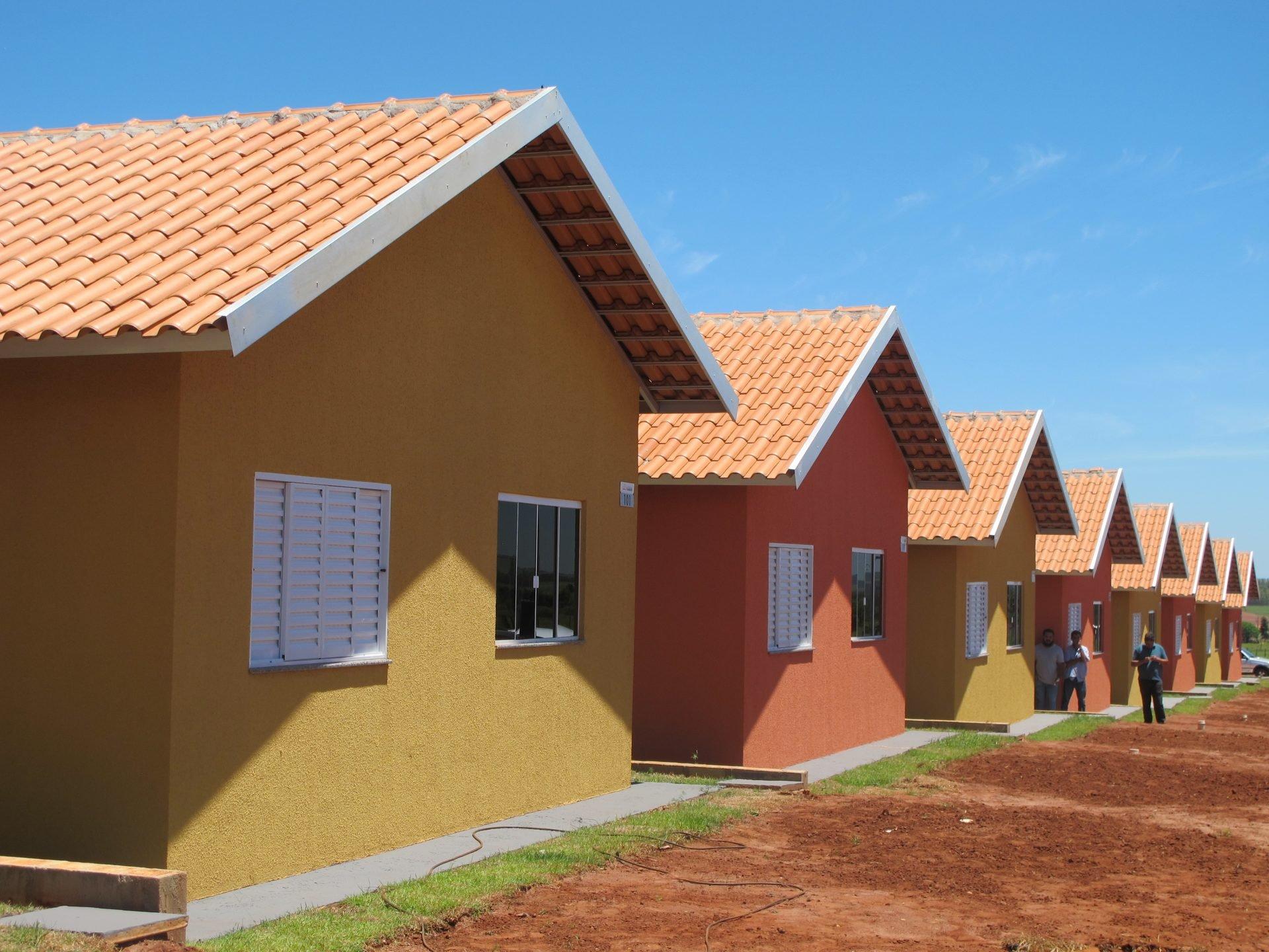 DOIS VIZINHOS AVANÇA EM BUSCA DE NOVAS CASAS POPULARES