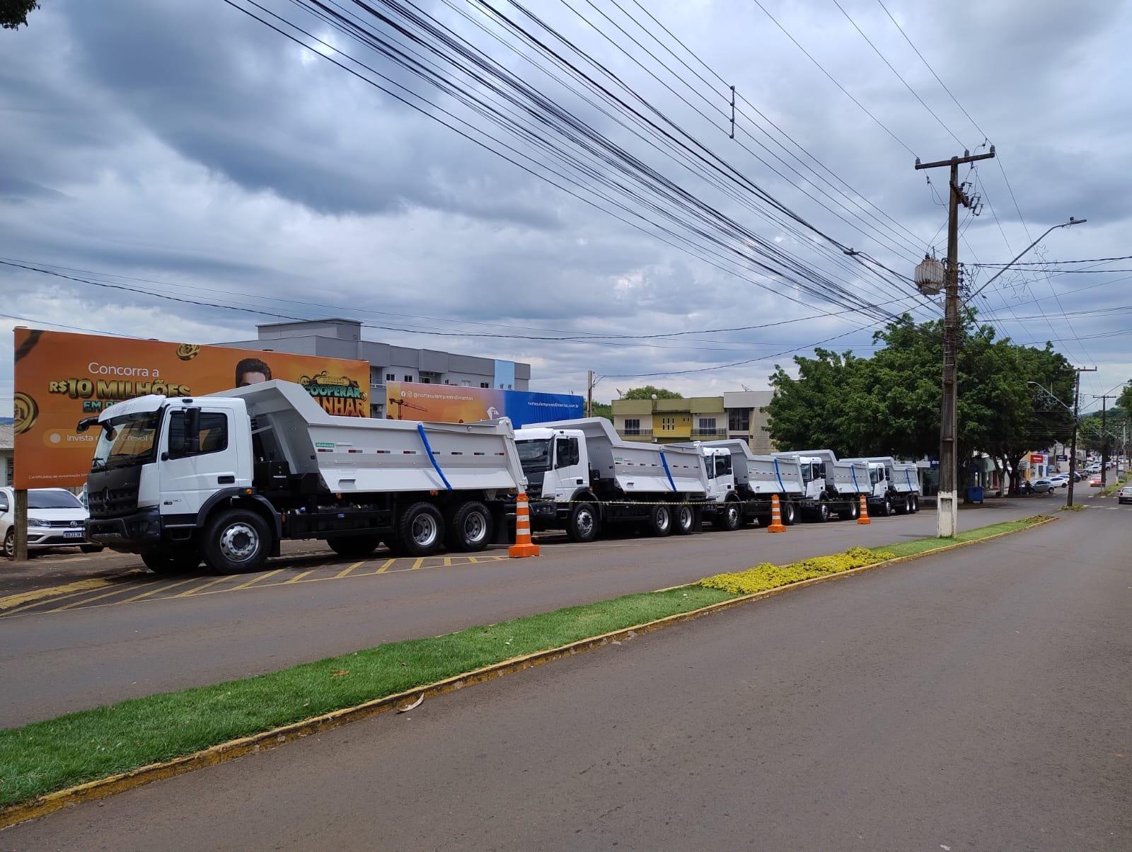 DOIS VIZINHOS RECEBE CINCO NOVOS CAMINHÕES BASCULANTES