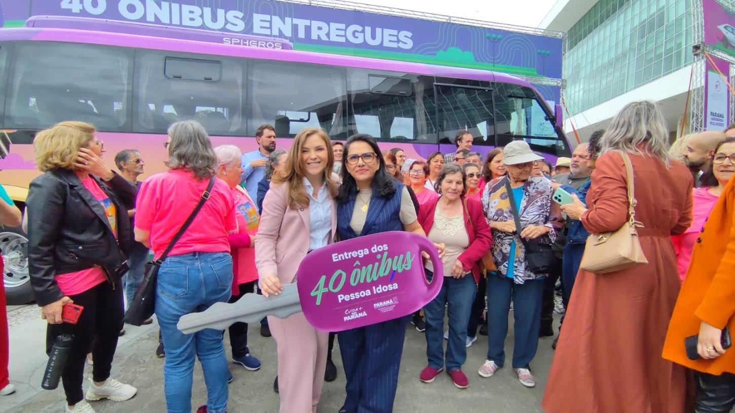 DOIS VIZINHOS RECEBE ÔNIBUS NOVO PARA FORTALECER O CUIDADO COM A PESSOA IDOSA