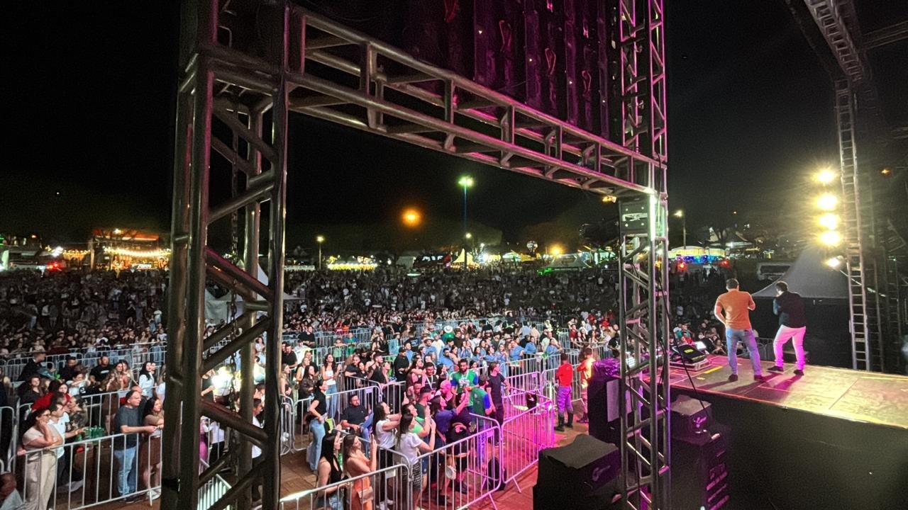 EXPOVIZINHOS 2025 ABRE EM GRANDE ESTILO COM SHOW DE CLAYTON & ROMÁRIO