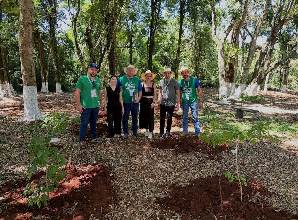 Plantio de árvores nativas marca a Expovizinhos como Carbono Zero