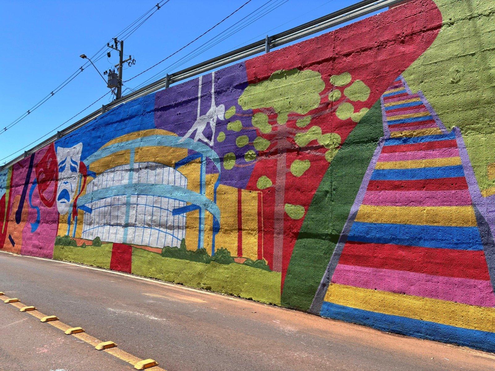 TRINCHEIRA SE TRANSFORMA EM GALERIA A CÉU ABERTO EM DOIS VIZINHOS