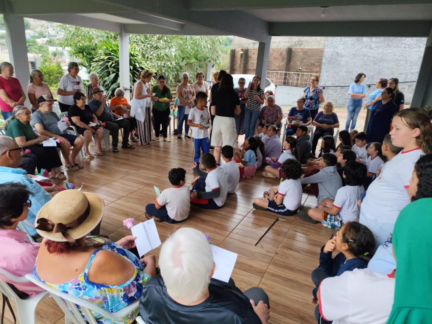 UM ENCONTRO ENTRE GERAÇÕES NO CENTRO DE CONVIVÊNCIA DE DOIS VIZINHOS